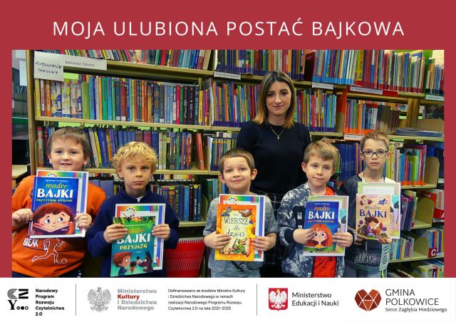 Laureaci z organizatorką konkursu stoją przed regałami z książkami w bibliotece